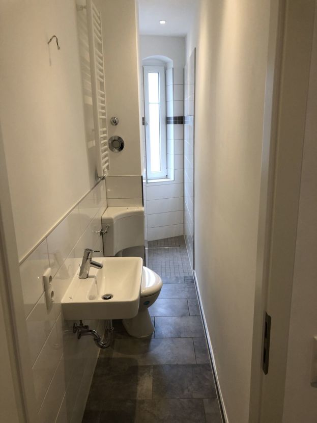 Badezimmer -- Sanierte Zwei Raum Wohnung im Herzen von Moabit