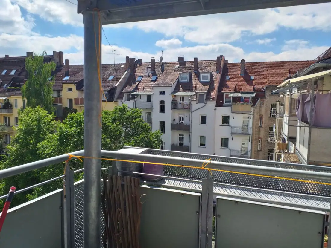 Balkon zur Rückseite -- Nürnberg Nibelungenviertel: frisch sanierte 4-Zimmerwohnung, 2 Balkone, auch 3er WG geeignet