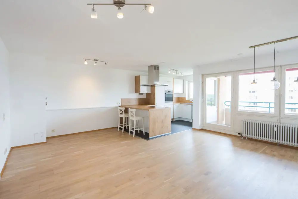 Küche mit Ess-Wohnbereich -- Moderne 4-Zimmer-Wohnung mit herrlichem Panoramablick