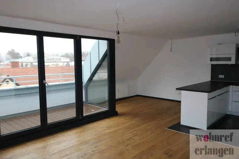 Wohnbereich und Küche -- Schöne neu renovierte 4 Zimmer Maisonette Wohnung in Erlangen Altstadt