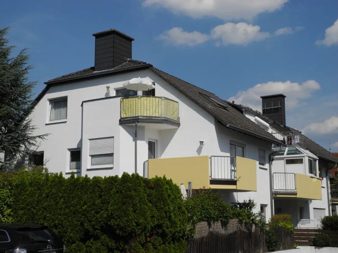 Hausansicht -- Hofheim Steinberg - Traumhafte 3-Zi-Wohnung mit Kamin-Ofen, Einbauküche, 2 Balkonen und 2 Bädern!