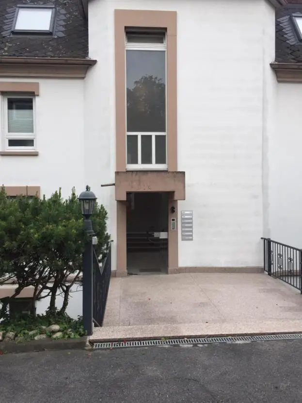 Eingang  -- Hochwertig sanierte Wohnungmit einer Terrasse /Garten in Bestlage von Wiesbaden / Neuberg