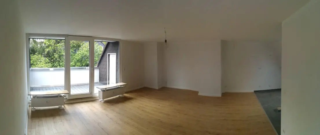Wohnzimmer -- Erstbezug nach Sanierung mit Balkon: freundliche 2-Zimmer-DG-Wohnung in Essen Bedingrade