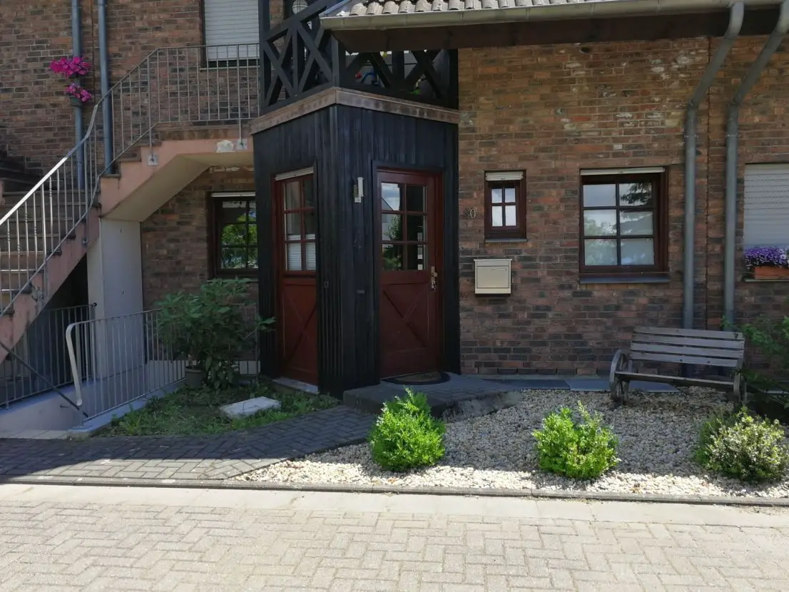 Hausansicht -- Einzigartige Eigentumswohnung am Stadtrand in Lind, Köln