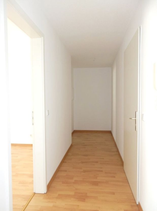 Flur Bild 1 -- Schöne 2-Raum-Wohnung mit grünem Hinterhof.