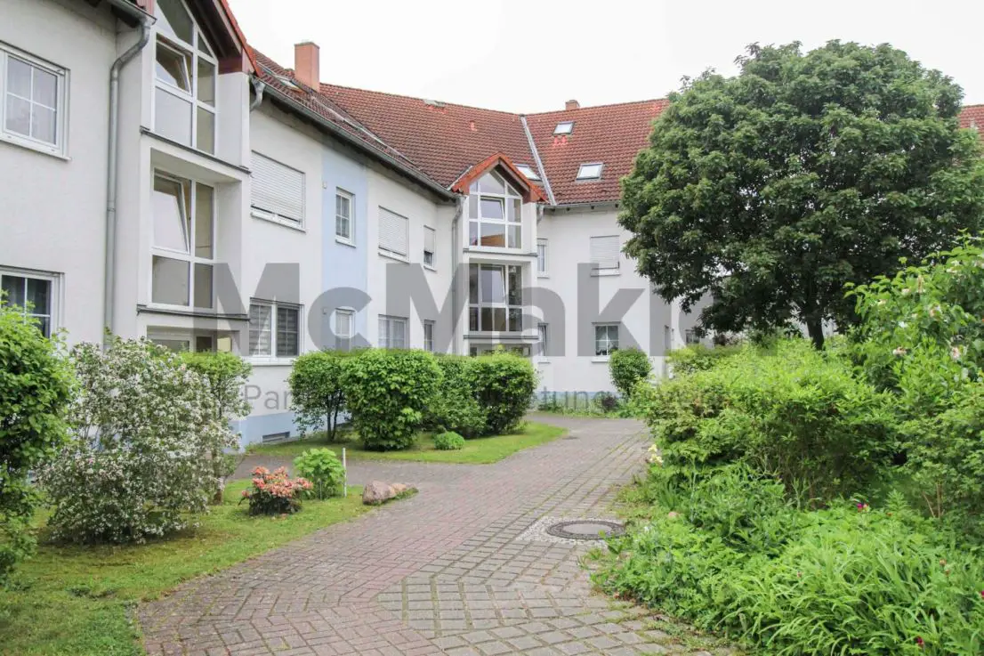 Hauseingang -- Ruhige Lage am Krummer See: Vermietete 3-Zi.-ETW mit Südwest-Balkon und Garagen-Stellplatz