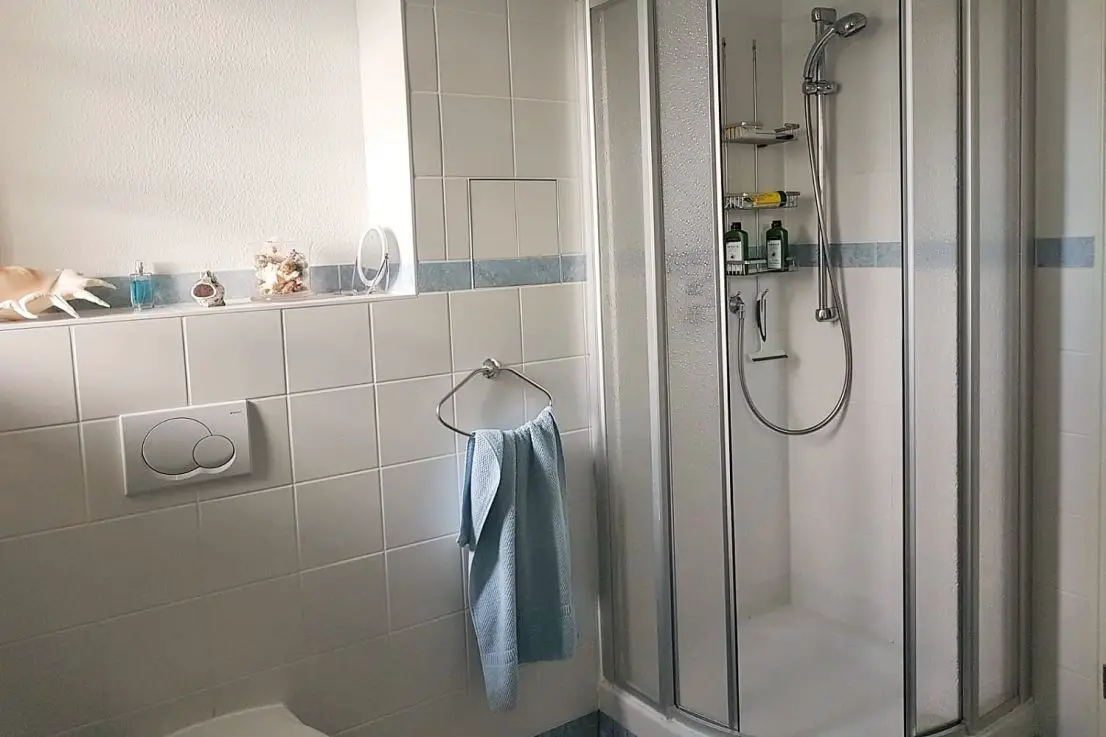 Duschbad unten -- Verkaufe schicke Maisonettewohnung in Dresden-Strehlen