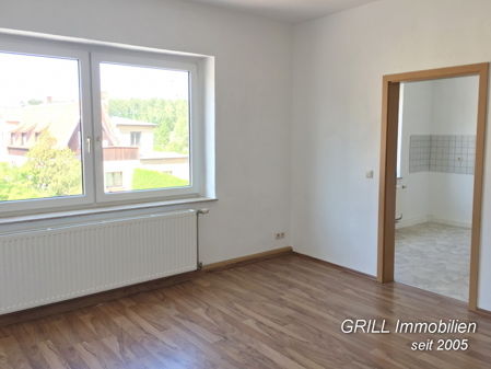 Wohnzimmer -- 3-Raum-Wohnung im 1. OG in Lugau * Bad mit Wanne * Stellplatz * EBK bei Bedarf