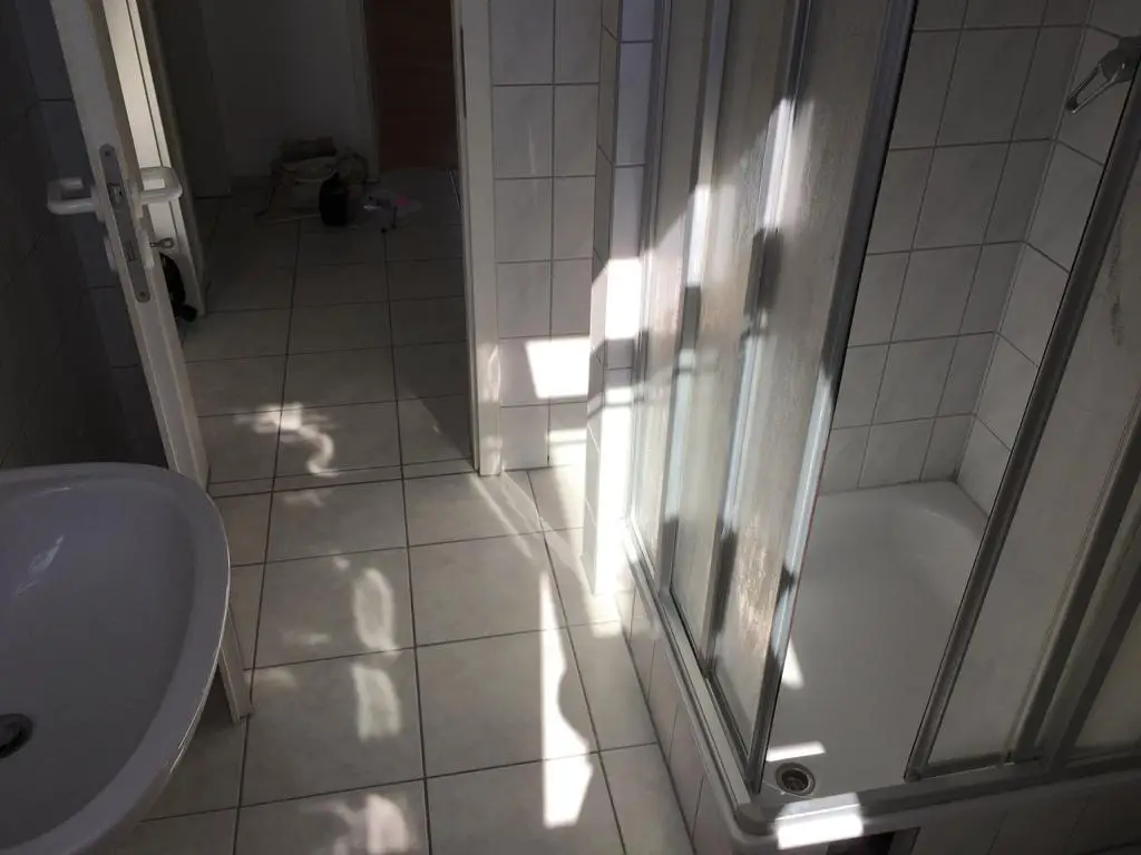 Badezimmer -- 2-Zimmer-Dachgeschosswohnung im Schönen Stötteritz- mit Tageslichtbad und Dusche