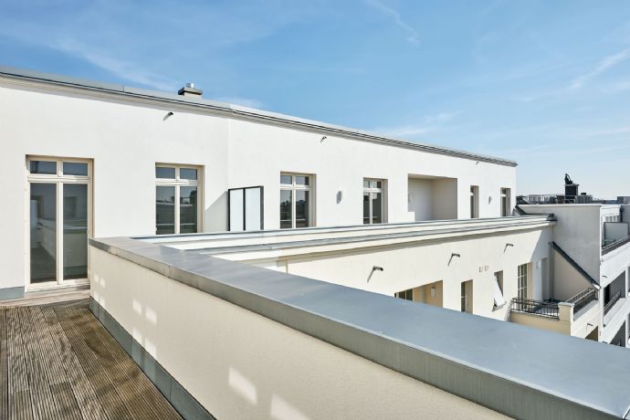 Penthouse in Berlin (Mitte) zum Kauf mit 5 Zimmer und 241,76 m² Wohnfläche. Ausstattung: Personenaufzug, Terrasse, Parkettboden, frei, Fernheizung, Holzfenster.