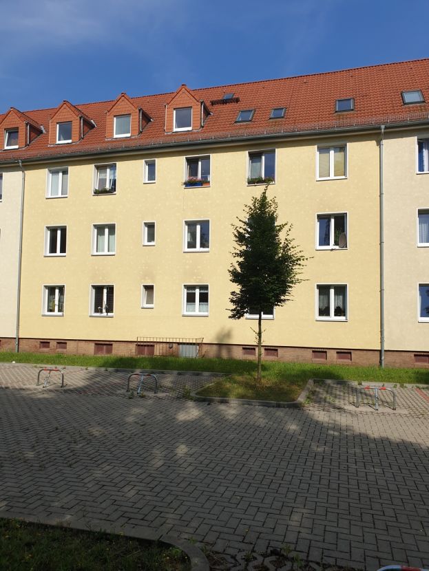 Dresdner Straße 145 Hinterhaus -- **Helle Dachgeschosswohnung **mit Tageslichtbad, Wanne und neuem Laminat