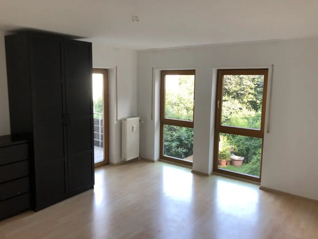 1 -- Ruhige 1-Zimmer-Wohnung mit großen Fenstern und Balkon in Dossenheim