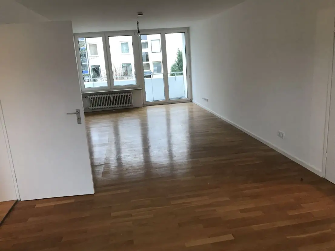 Wohnzimmer Westloggia -- Befristet 3 bis 12 Monate: schöne drei Zimmer Wohnung in München, Milbertshofen-