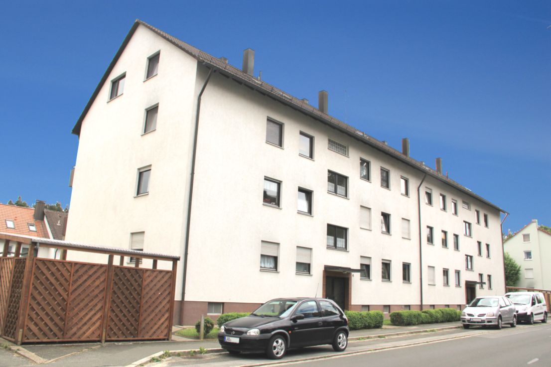 1-Straßenseite -- Modernisierte/renovierte 3-Zimmer-Wohnung in Lauf - Kotzenhof