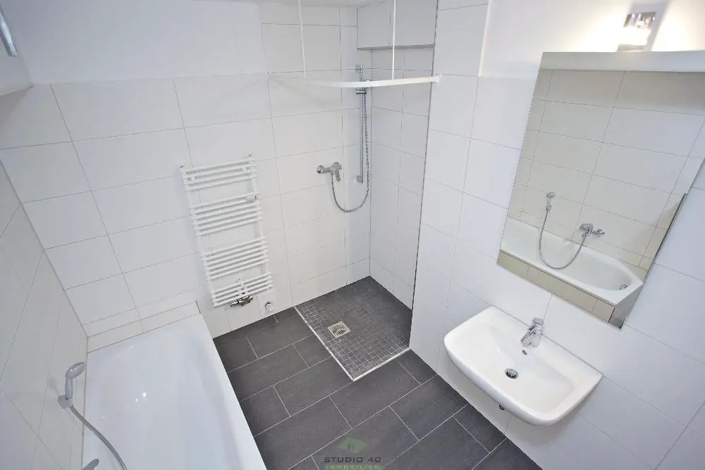 Badezimmer -- Kernsanierte Ein-Zimmer-Wohnung mit Balkon und Hofgarten in Altbremer Haus im Viertel