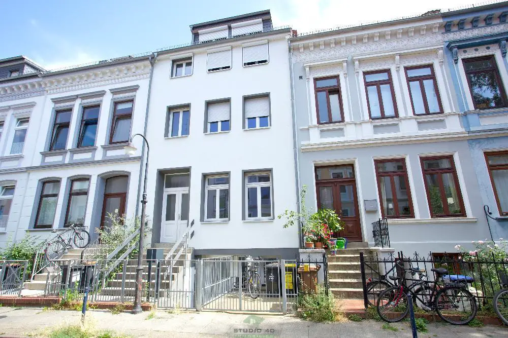 Gebäudeansicht -- Kernsanierte Ein-Zimmer-Wohnung mit Balkon und Hofgarten in Altbremer Haus im Viertel