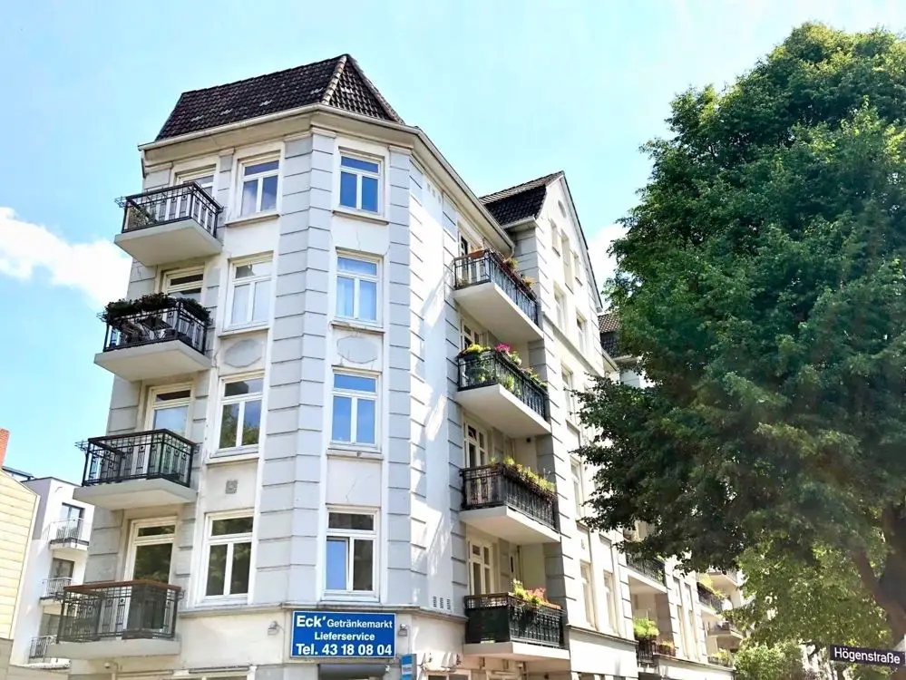 Hauansicht -- 2-Zimmer-Altbauwohnung mit sonnigem Balkon in Hamburg-Eimsbüttel