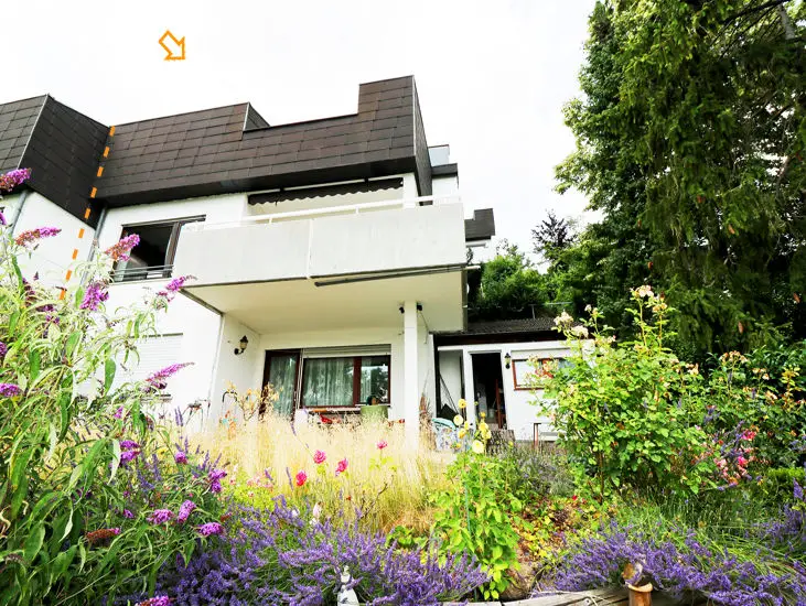 Hausansicht vom Garten -- Wohnen mit Weitblick: Doppelhaushälfte in exponierter Lage in Stuttgart-Dachswald