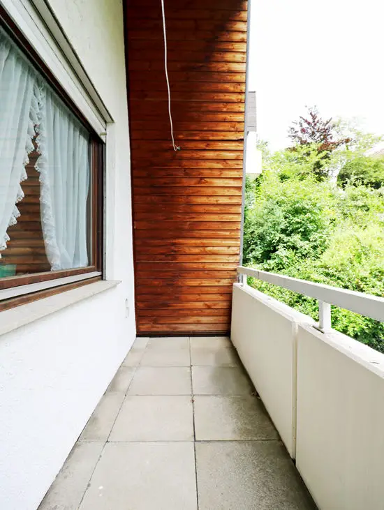 kleiner Terrassenbereich -- Wohnen mit Weitblick: Doppelhaushälfte in exponierter Lage in Stuttgart-Dachswald