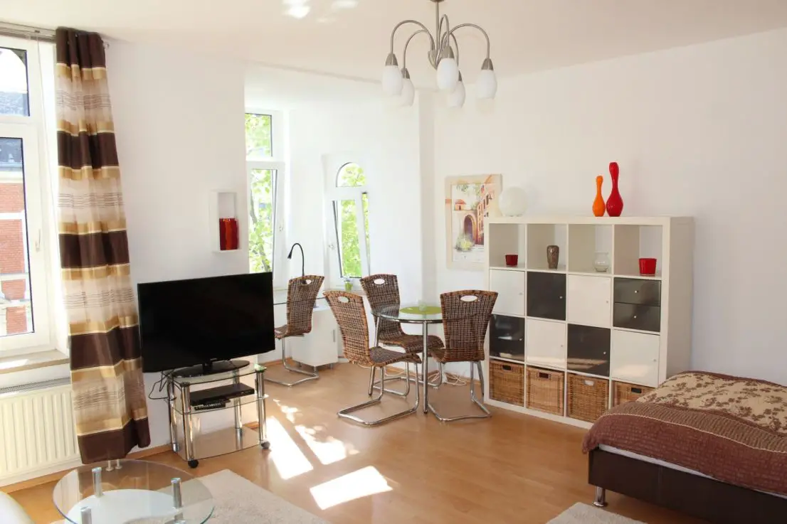 Wohn - Schlafraum -- +++ Plauen, kompl. möblierte und ausgestattete sehr helle, charmante 40m² 1 Raum KDB Erker Wohnung