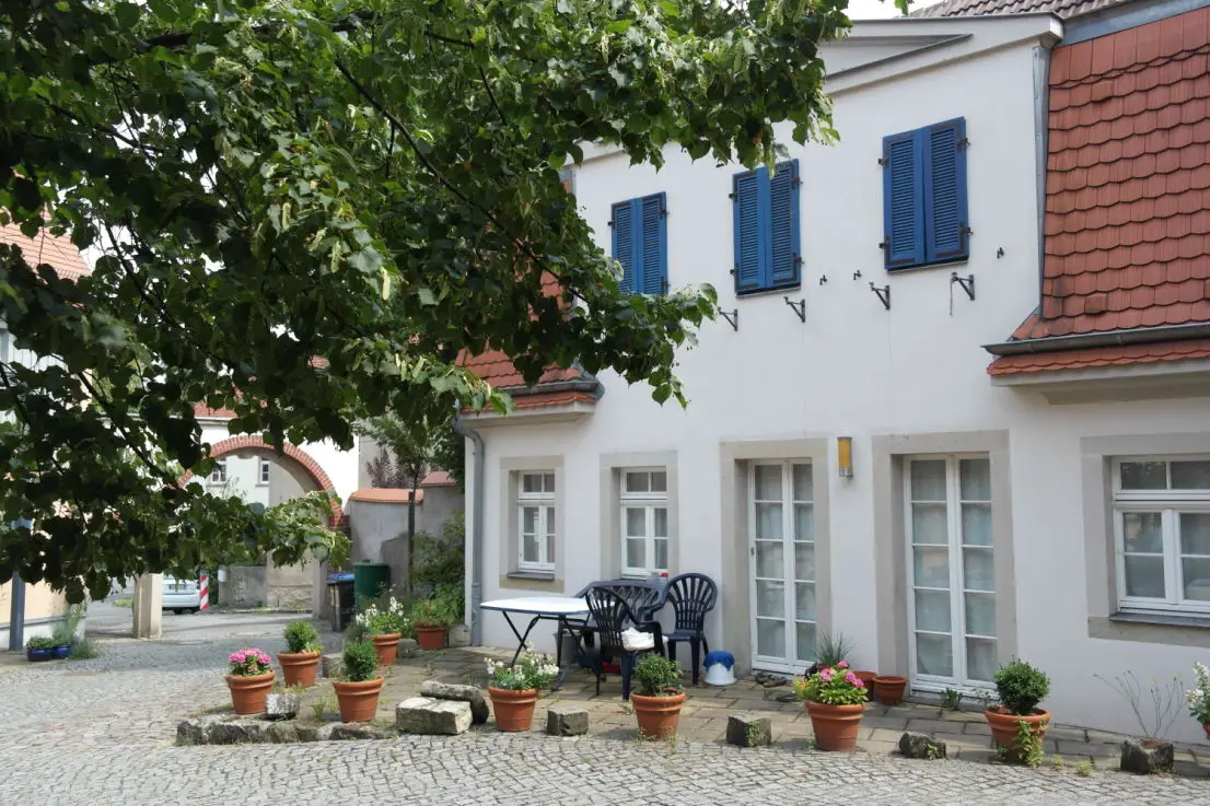 Hausansicht -- Altmockritz - Wohnen im Grünen, Arbeiten in der Stadt - kleines Haus mit 2-Zimmern+Terrasse+Balkon