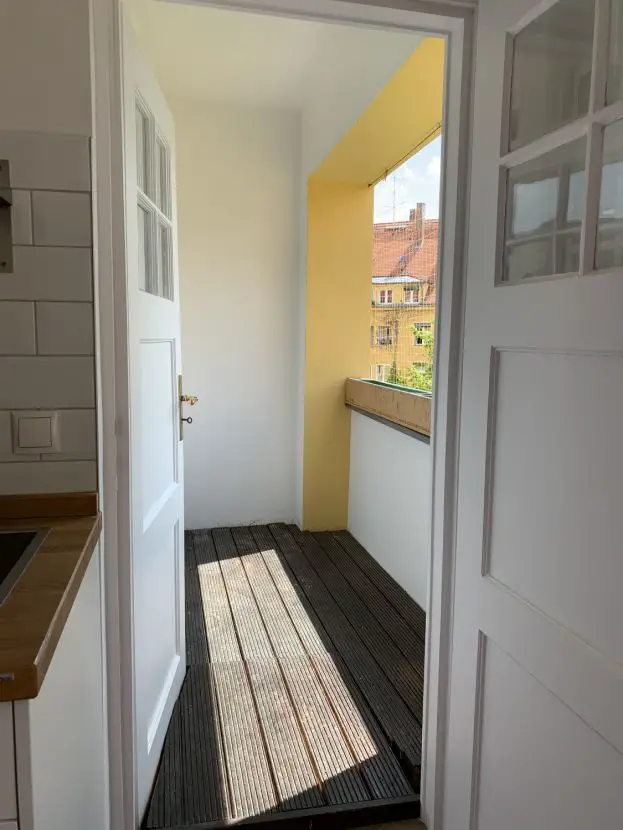 Loggia -- Modernisierte 3,5-Zimmer-Wohnung mit Balkon, Eichenparkett und Einbauküche in Ramersdorf, München