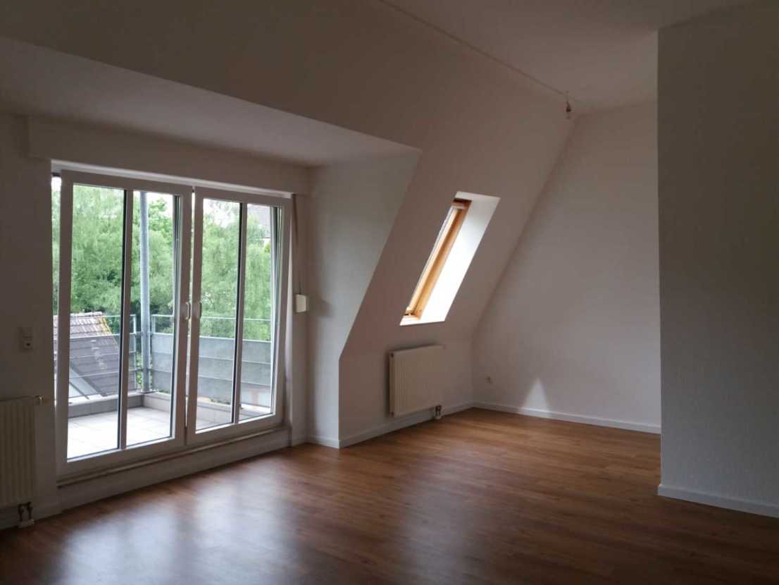 Wohnzimmer -- Attraktive 2,5-Zimmer-Wohnung mit Balkon in Mülheim an der Ruhr