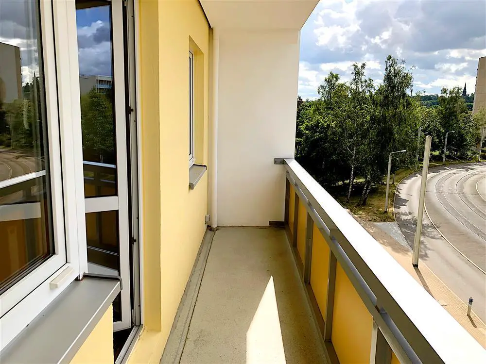 Beispiel Balkon -- SANIERT: geräumige 3-Raum-Wohnung mit Balkon! 250 EUR Gutschein sichern!
