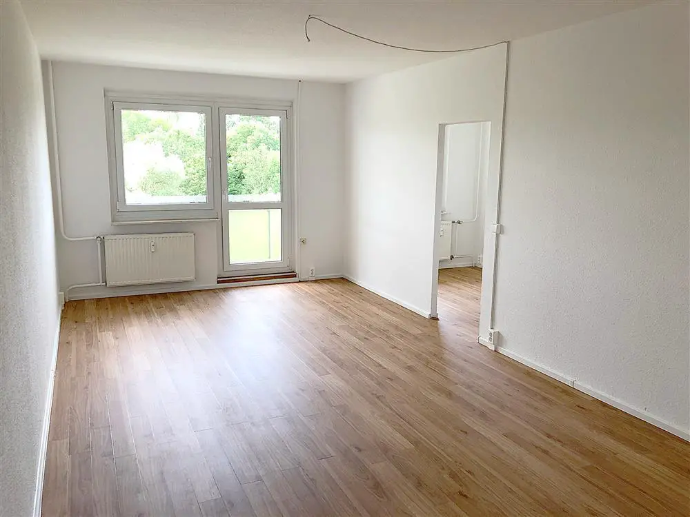 Wohnzimmer -- SANIERT: geräumige 3-Raum-Wohnung mit Balkon! 250 EUR Gutschein sichern!