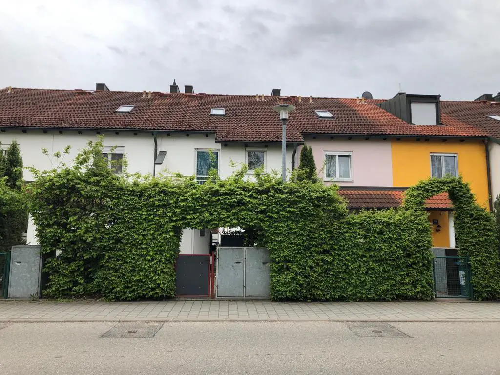 Hausansicht Straßenseite -- Schönes Reihenhaus in bester Lage in Ingolstadt, Nähe Westpark