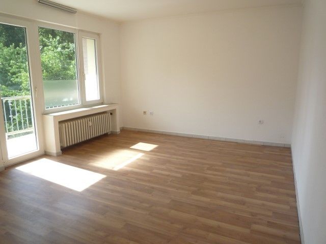 Wohnzimmer -- Freundliche Wohnung im 1. OG mit schönem Balkon in grüner Lage von Wegberg-Wildenrath