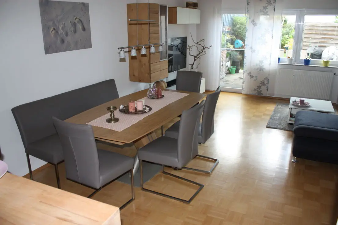 Wohnzimmer -- Stillvolle, neuwertige 3-Zimmer-EG-Maisonette-Wohnung mit Terrasse und eigenem Garten in Sandhausen