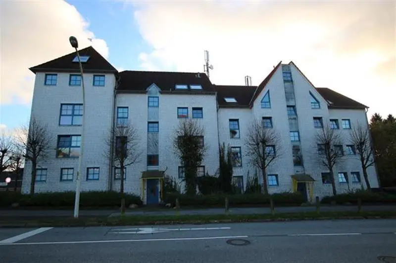 200 AUSSENANSICHTEN -- Schöner Wohnen in dieser weitläufigen 3-Zimmer-Wohnung (WBS)