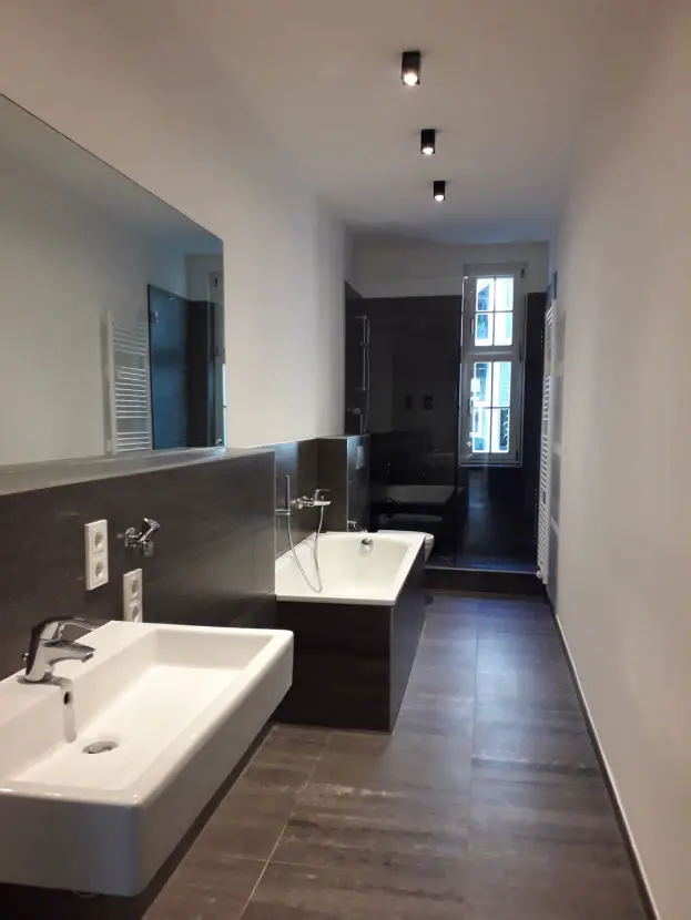 Badezimmer -- Charmante Altbauwohnung mit modernem Bad*Terrasse*Dielenboden* im Zentrum-West