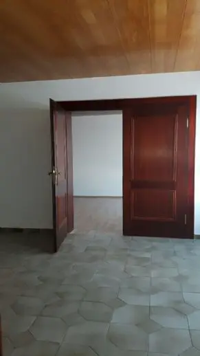 Wohnzimmer mit Tür zum Schlafzimmer