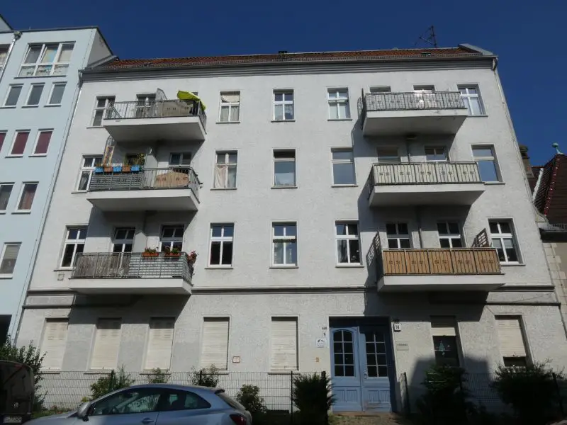 Hausansicht -- Großzügige 4-Zimmerwohnung mit Balkon in Köpenick! Kreative Familie willkommen!