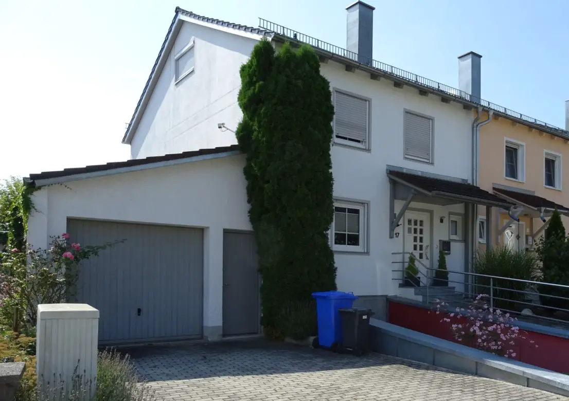 Hausansicht -- Gut gepflegtes Reiheneckhaus in ruhiger Siedlung in Neumarkt St. Veit, Mühldorf am Inn (Kreis)