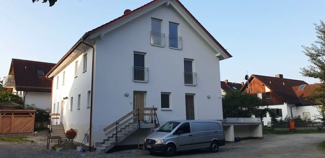 Hausansicht -- Schöne Doppelhaushälfte mit sieben Zimmern in ruhiger Lage bei Fürstenfeldbruck (Kreis), in Grafrath