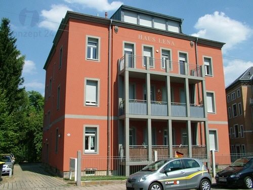 Ansicht -- Balkon & Holzdielen // 3-Zi.-Wohnung in Naußlitz