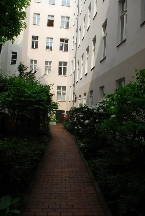 Hofansicht -- Modernisierte 2-Zimmer-Wohnung mit EBK in Charlottenburg, Berlin