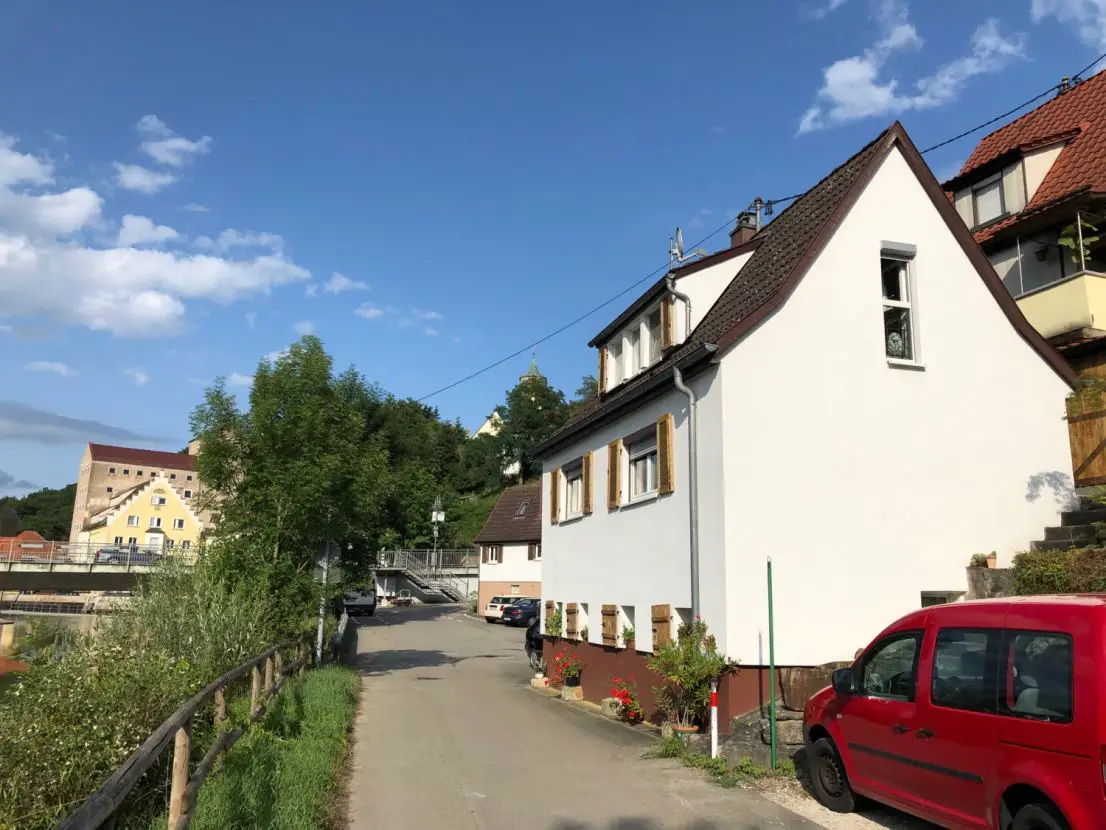 Hausansicht -- Verträumtes Häuschen am Neckar zu verkaufen