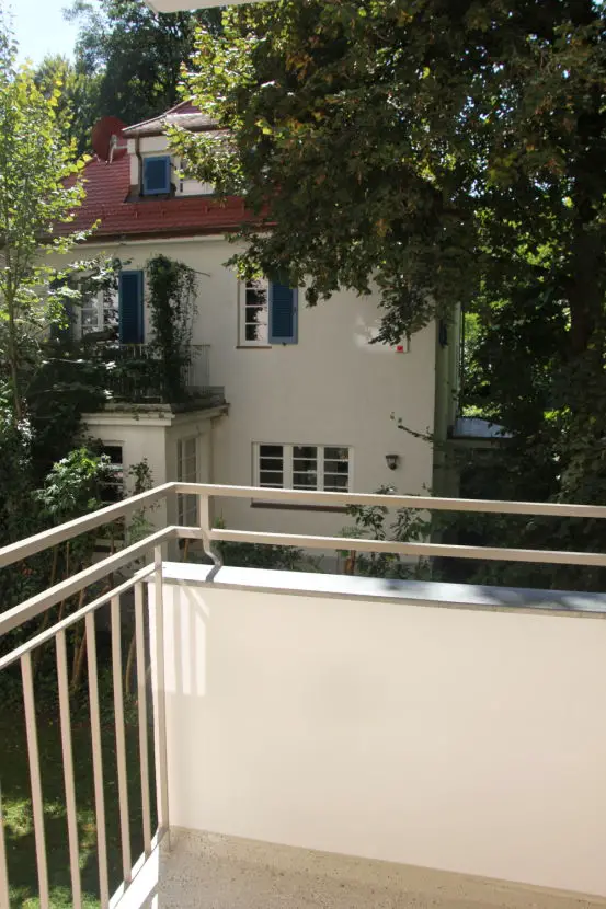 Blick vom BK in Garten -- Erstbezug nach Sanierung: Helle 1,5-Zimmer-Wohnung mit Süd-West-Balkon in Maxvorstadt, München