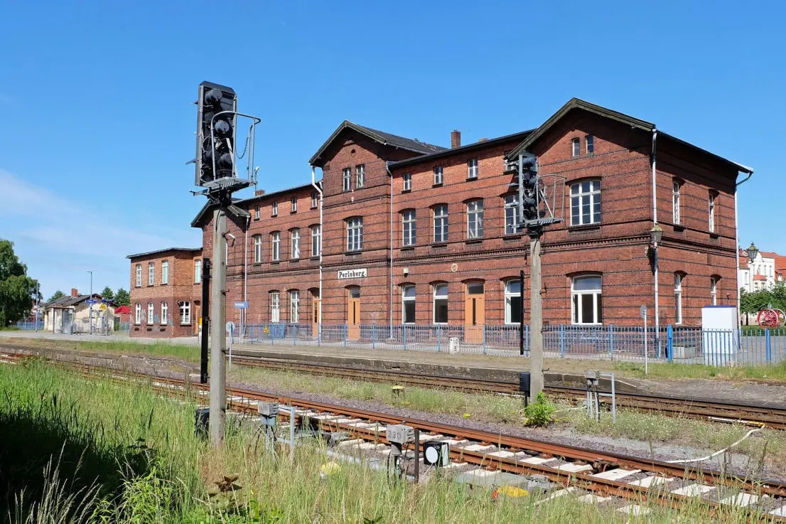 Perleberg 001 -- Bahnhofsgebäude - tlw. vermietet -