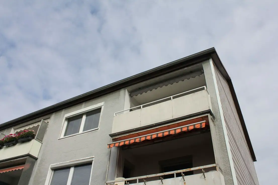 Balkon -- Gut geschnittene drei Zimmer Eigentumswohnung mit Süd-Balkon und Kellerraum