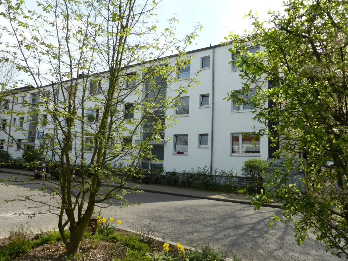 Hausansicht -- Schöne 4 Zimmerwohnung mit kleinem Balkon in Düsseldorf-Knittkuhl.