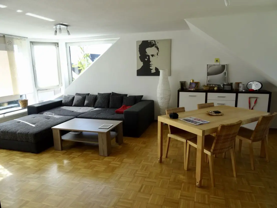 Wohnzimmer -- Schöne, lichtdurchflutete 2-Zimmer-DG-Wohnung in Schönebeck