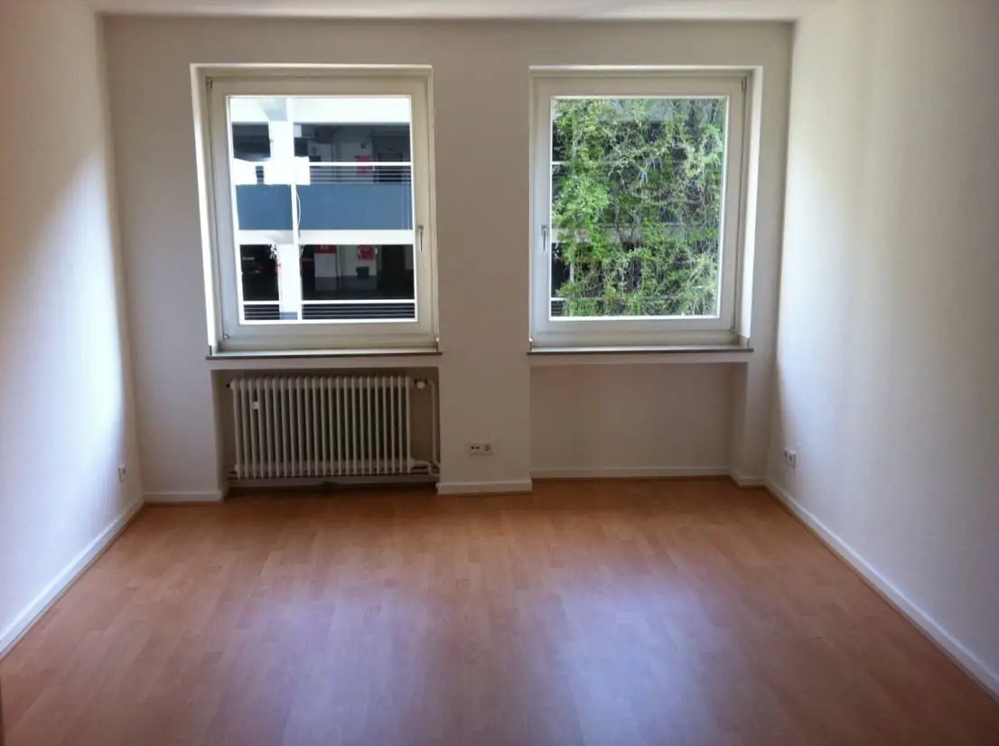 Schlafzimmer -- 3-Raum-City-Balkon-Wohnung sucht neuen Mieter! Nur 5 Min. bis zur KÖ! Stresemannstraße*
