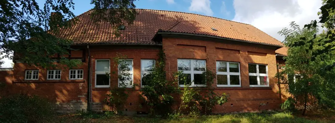 20190918_112936 -- Wohnhaus(Pfarrhaus)/Gemeindehaus/Große Außenfläche zum Verkauf