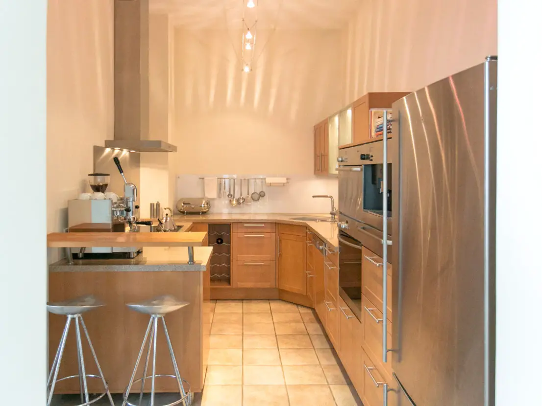 Küche - Blick vom Esszimmer -- Exklusive Eigentumswohnung in den Weinbergen von Radebeul