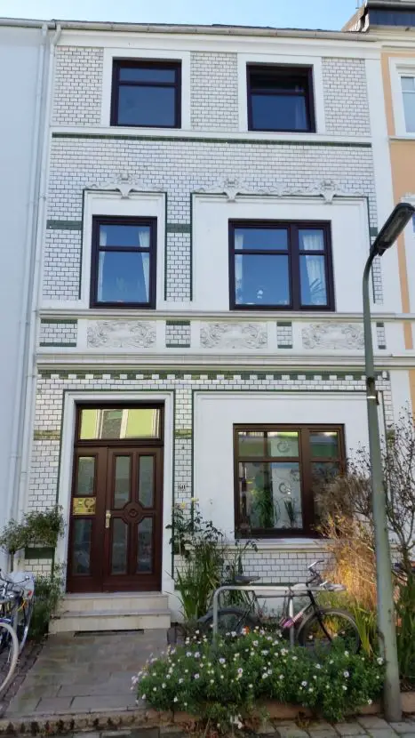 Hausansicht -- Alt-Bremer Haus mit kleinem Garten, Balkon und Einbauküche